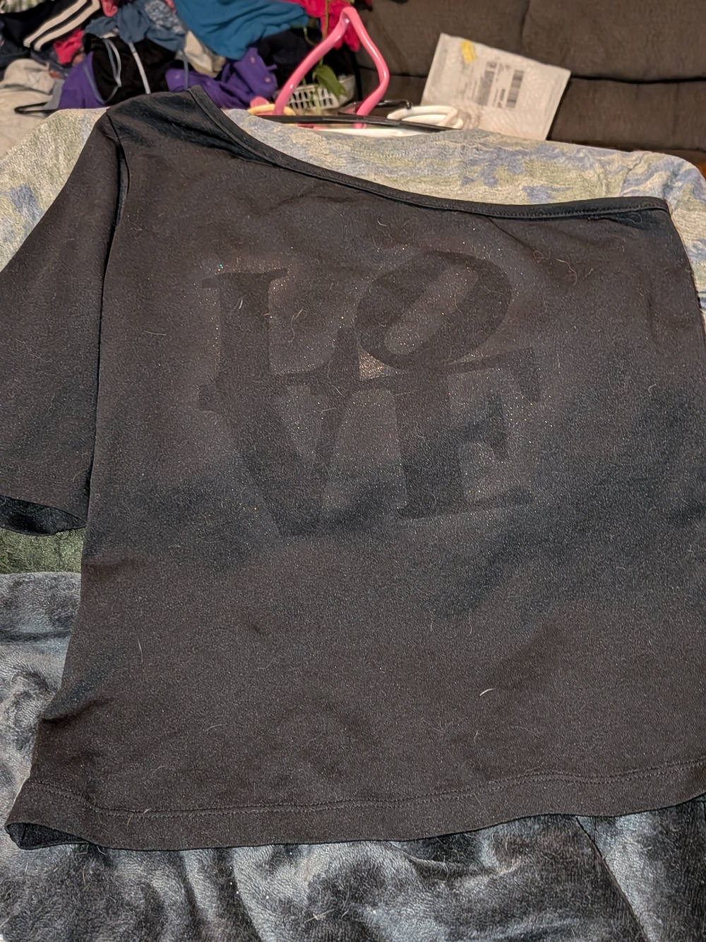Y2K Black Off-Shoulder Short Sleeve Tee with LOVE Graphic